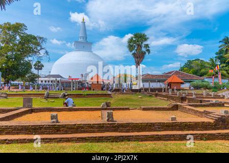 Anuradhapura, Sri Lanka, 9. Februar 2022: Ruwanweli Maha Seya Stupa erbaut in Anuradhapura, Sri Lanka. Stockfoto