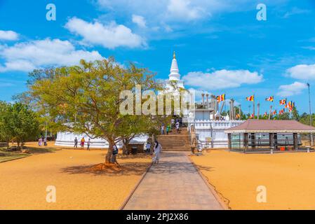 Anuradhapura, Sri Lanka, 9. Februar 2022: Thuparamaya Dagaba in Anuradhapura in Sri Lanka. Stockfoto