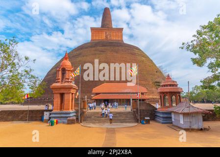 Anuradhapura, Sri Lanka, 9. Februar 2022: abhayagiri dagoba in Anuradhapura in Sri Lanka. Stockfoto