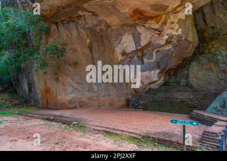 Sigiriya, Sri Lanka, 5. Februar 2022: Cobra Hood Cave in der Felsenfestung Sigiriya in Sri Lanka. Stockfoto