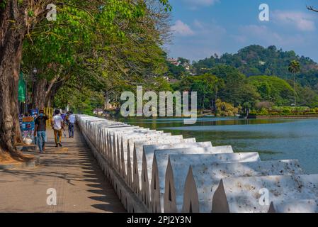 Kandy, Sri Lanka, 3. Februar 2022: Blick auf die Uferpromenade in Kandy, Sri Lanka. Stockfoto