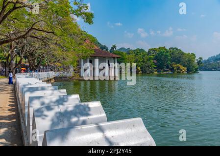 Kandy, Sri Lanka, 3. Februar 2022: Blick auf die Uferpromenade in Kandy, Sri Lanka. Stockfoto