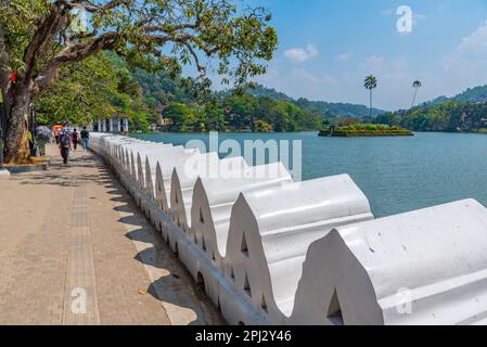 Kandy, Sri Lanka, 3. Februar 2022: Blick auf die Uferpromenade in Kandy, Sri Lanka. Stockfoto