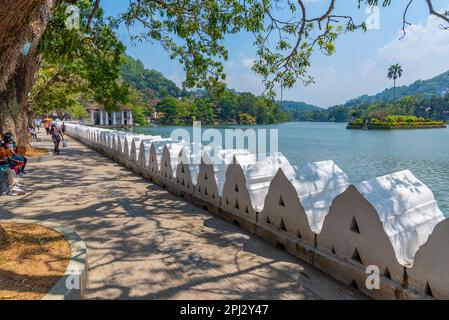 Kandy, Sri Lanka, 3. Februar 2022: Blick auf die Uferpromenade in Kandy, Sri Lanka. Stockfoto