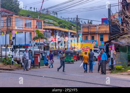 Haputale, Sri Lanka, 29. Januar 2022: Blick auf eine belebte Straße in Haputale, Sri Lanka. Stockfoto