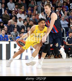 Sabadell, Barcelona, Spanien. 30. März 2023. Barcelona Spanien 30.03.2023 Jan Vesely (FC Barcelona) und Maodo Lo ( Alba Berlin ) kämpfen um den Ball während des Basketball-Spiels Euroleague zwischen dem FC Barcelona und Alba Berlin am 30. März 2022 in Palau Blaugrana in Barcelona. (Kreditbild: © Xavi Urgeles/ZUMA Press Wire) NUR REDAKTIONELLE VERWENDUNG! Nicht für den kommerziellen GEBRAUCH! Stockfoto