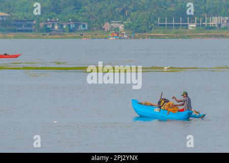 Tissamaharama, Sri Lanka, 24. Januar 2022: Fischerboote am Tissa-Weva-See in Sri Lanka. Stockfoto