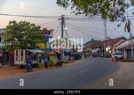 Tissamaharama, Sri Lanka, 24. Januar 2022: Blick auf eine belebte Straße in Tissamaharama, Sri Lanka. Stockfoto