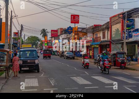 Tissamaharama, Sri Lanka, 24. Januar 2022: Blick auf eine belebte Straße in Tissamaharama, Sri Lanka. Stockfoto