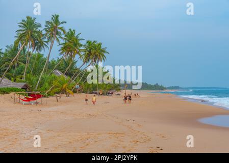 Tangalle, Sri Lanka, 23. Januar 2022: Sonnenuntergang über Marakolliya Beach in Sri Lanka. Stockfoto