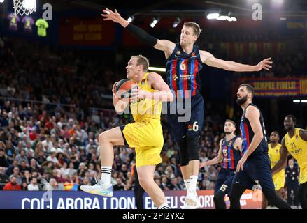 Sabadell, Barcelona, Spanien. 30. März 2023. Barcelona Spanien 30.03.2023 Jan Vesely (FC Barcelona) und Luke Sikma ( Alba Berlin ) kämpfen um den Ball während des Basketball-Spiels Euroleague zwischen dem FC Barcelona und Alba Berlin am 30. März 2022 in Palau Blaugrana in Barcelona. (Kreditbild: © Xavi Urgeles/ZUMA Press Wire) NUR REDAKTIONELLE VERWENDUNG! Nicht für den kommerziellen GEBRAUCH! Stockfoto