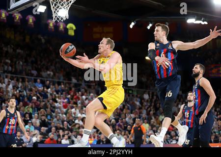 Sabadell, Barcelona, Spanien. 30. März 2023. Barcelona Spanien 30.03.2023 Jan Vesely (FC Barcelona) und Luke Sikma ( Alba Berlin ) kämpfen um den Ball während des Basketball-Spiels Euroleague zwischen dem FC Barcelona und Alba Berlin am 30. März 2022 in Palau Blaugrana in Barcelona. (Kreditbild: © Xavi Urgeles/ZUMA Press Wire) NUR REDAKTIONELLE VERWENDUNG! Nicht für den kommerziellen GEBRAUCH! Stockfoto