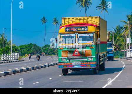 Koggala, Sri Lanka, 22. Januar 2022: Blick auf eine belebte Straße in Koggala, Sri Lanka. Stockfoto