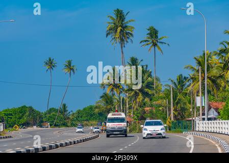 Koggala, Sri Lanka, 22. Januar 2022: Blick auf eine belebte Straße in Koggala, Sri Lanka. Stockfoto