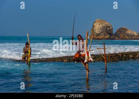 Koggala, Sri Lanka, 22. Januar 2022: Traditionelle Pfahlfischer in Koggala, Sri Lanka. Stockfoto