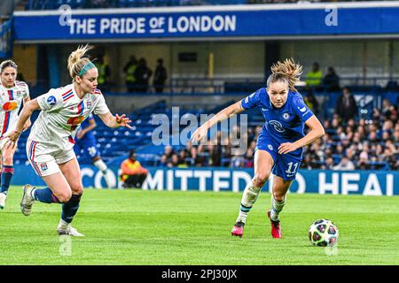 Ellie Carpenter (12) aus Lyon und Guro Reiten (11) aus Chelsea, die während eines Fußballspiels zwischen dem FC Chelsea und Olympique Lyonnais im Viertelfinale der Champions League-Frauenfußball der Saison 2022 - 2023 am Donnerstag, den 30. März 2023 in London , England , abgebildet wurden. FOTO SPORTPIX | Stijn Audooren Stockfoto