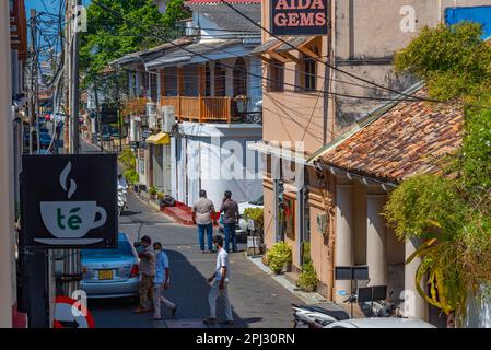 Galle, Sri Lanka, 21. Januar 2022: Menschen spazieren durch eine enge Straße der Altstadt von Galle, Sri Lanka. Stockfoto