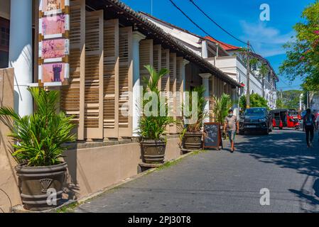 Galle, Sri Lanka, 21. Januar 2022: Menschen spazieren durch eine enge Straße der Altstadt von Galle, Sri Lanka. Stockfoto