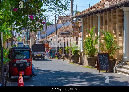 Galle, Sri Lanka, 21. Januar 2022: Menschen spazieren durch eine enge Straße der Altstadt von Galle, Sri Lanka. Stockfoto