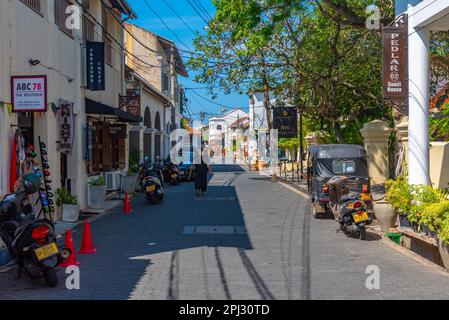 Galle, Sri Lanka, 21. Januar 2022: Menschen spazieren durch eine enge Straße der Altstadt von Galle, Sri Lanka. Stockfoto