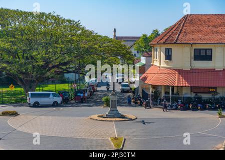 Galle, Sri Lanka, 21. Januar 2022: Menschen spazieren durch eine enge Straße der Altstadt von Galle, Sri Lanka. Stockfoto