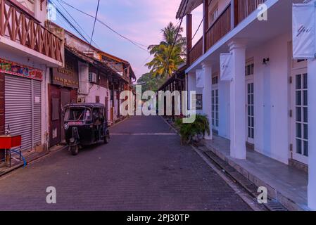 Galle, Sri Lanka, 21. Januar 2022: Sonnenaufgang über einer engen Straße der Altstadt von Galle, Sri Lanka. Stockfoto