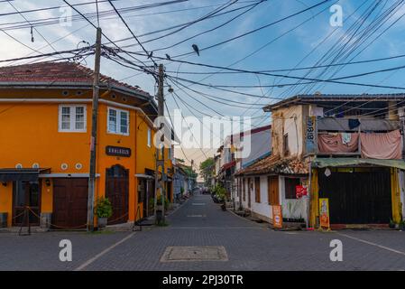 Galle, Sri Lanka, 21. Januar 2022: Menschen spazieren durch eine enge Straße der Altstadt von Galle, Sri Lanka. Stockfoto