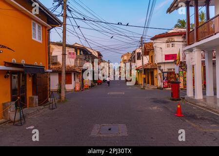 Galle, Sri Lanka, 21. Januar 2022: Sonnenaufgang über einer engen Straße der Altstadt von Galle, Sri Lanka. Stockfoto