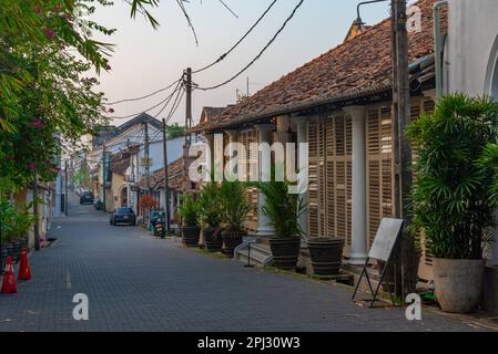 Galle, Sri Lanka, 21. Januar 2022: Menschen spazieren durch eine enge Straße der Altstadt von Galle, Sri Lanka. Stockfoto