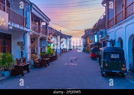 Galle, Sri Lanka, 21. Januar 2022: Sonnenaufgang über einer engen Straße der Altstadt von Galle, Sri Lanka. Stockfoto