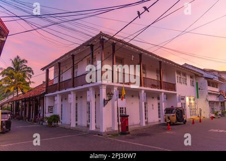 Galle, Sri Lanka, 21. Januar 2022: Sonnenaufgang über einer engen Straße der Altstadt von Galle, Sri Lanka. Stockfoto