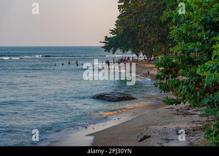 Galle, Sri Lanka, 20. Januar 2022: Sonnenaufgang über einem kleinen Strand in Galle. Stockfoto