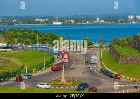 Galle, Sri Lanka, 20. Januar 2022: Blick auf eine belebte Straße in Galle, Sri Lanka. Stockfoto