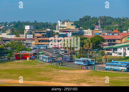 Galle, Sri Lanka, 20. Januar 2022: Blick auf eine belebte Straße in Galle, Sri Lanka. Stockfoto