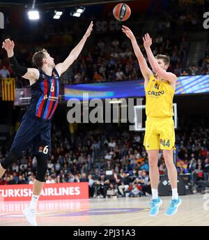 Sabadell, Barcelona, Spanien. 30. März 2023. Barcelona Spanien 30.03.2023 Jan Vesely (FC Barcelona) und Ben Lammers ( Alba Berlin ) kämpfen um den Ball während des Basketball-Spiels Euroleague zwischen dem FC Barcelona und Alba Berlin am 30. März 2022 in Palau Blaugrana in Barcelona. (Kreditbild: © Xavi Urgeles/ZUMA Press Wire) NUR REDAKTIONELLE VERWENDUNG! Nicht für den kommerziellen GEBRAUCH! Stockfoto