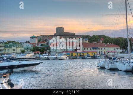 Marstrand, Schweden, 10. Juli 2022: Festung Carlsten hinter dem Jachthafen in der schwedischen Stadt Marstrand. Stockfoto