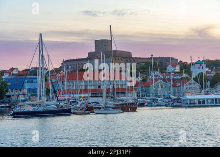 Marstrand, Schweden, 10. Juli 2022: Festung Carlsten hinter dem Jachthafen in der schwedischen Stadt Marstrand. Stockfoto