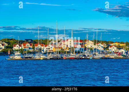 Marstrand, Schweden, 10. Juli 2022: Blick auf den Jachthafen in der schwedischen Stadt Marstrand. Stockfoto