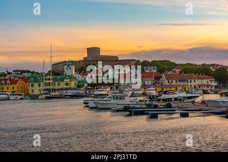 Marstrand, Schweden, 10. Juli 2022: Festung Carlsten hinter dem Jachthafen in der schwedischen Stadt Marstrand. Stockfoto