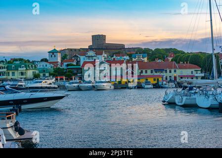 Marstrand, Schweden, 10. Juli 2022: Festung Carlsten hinter dem Jachthafen in der schwedischen Stadt Marstrand. Stockfoto