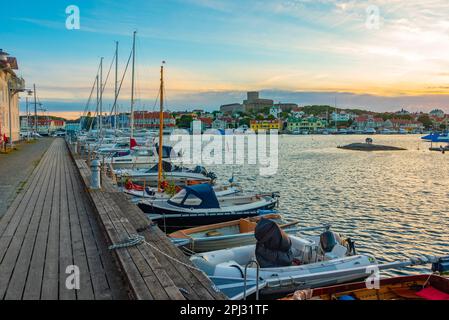 Marstrand, Schweden, 10. Juli 2022: Festung Carlsten hinter dem Jachthafen in der schwedischen Stadt Marstrand. Stockfoto