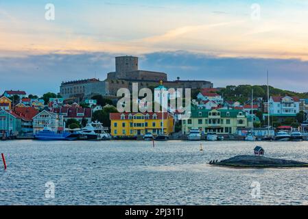 Marstrand, Schweden, 10. Juli 2022: Festung Carlsten hinter dem Jachthafen in der schwedischen Stadt Marstrand. Stockfoto