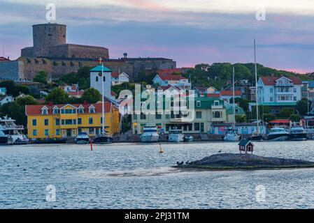 Marstrand, Schweden, 10. Juli 2022: Festung Carlsten hinter dem Jachthafen in der schwedischen Stadt Marstrand. Stockfoto