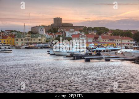 Marstrand, Schweden, 10. Juli 2022: Festung Carlsten hinter dem Jachthafen in der schwedischen Stadt Marstrand. Stockfoto