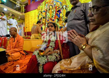 Ein junges Mädchen wird während der Kumari Puja verehrt. Kumari Puja ist eine indische hinduistische Tradition, die hauptsächlich während der Durga Puja/Basanti Puja/Navratri nach Hindu-Kalender gefeiert wird. Kumari beschreibt tatsächlich ein junges Mädchen im Alter von 1 bis 16 Jahren, das während des Übergangs von Ashtami/Navami tithi von Durga Puja/Navarintosh nach Hindu-Mythologie verehrt wird. Junge Mädchen, die während des Kumari Puja von ihren Müttern im Adyapith Tempel verehrt wurden, wird angenommen, dass Kumari Puja den Gläubigen und auch dem kleinen Mädchen viele Segen gewährt. Anhänger Stockfoto