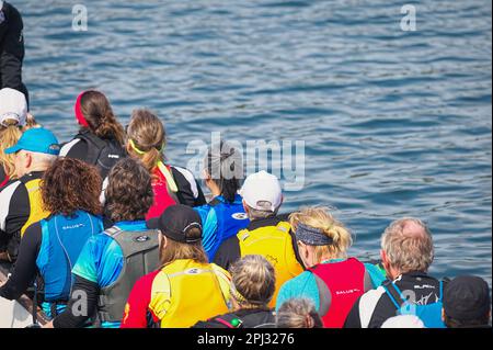 Dragon Boat Race – Wettkämpfe, die in einem Boot sitzen, das von der Kamera abgewandt ist – Inlet Spring Regatta 2022, Rocky Point Park, Port Moody, B.C., Kanada. Stockfoto