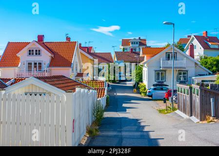 Fjällbacka, Schweden, 11. Juli 2022: Blick auf eine historische Straße in Fjällbacka, Schweden. Stockfoto