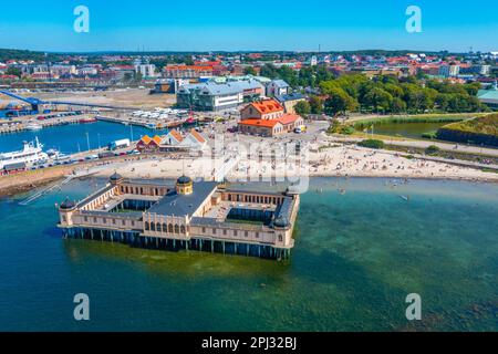 Varberg, Schweden, 12. Juli 2022: Die schwedische Stadt Varberg aus der Vogelperspektive. Stockfoto