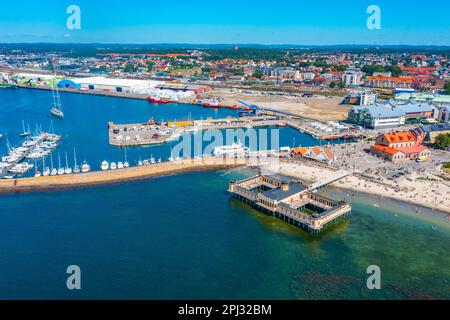 Varberg, Schweden, 12. Juli 2022: Die schwedische Stadt Varberg aus der Vogelperspektive. Stockfoto