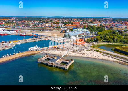 Varberg, Schweden, 12. Juli 2022: Die schwedische Stadt Varberg aus der Vogelperspektive. Stockfoto